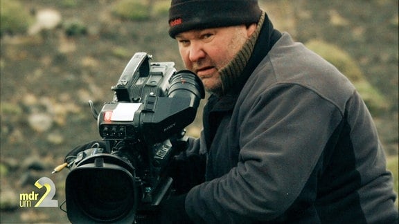 Mit Tierfilmer Uwe Müller im Wald.