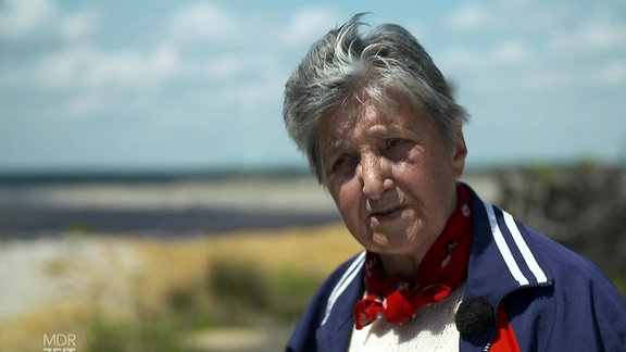 Umweltschützerin Edith Penk vor dem Tagebau Nochten in der Lausitz.