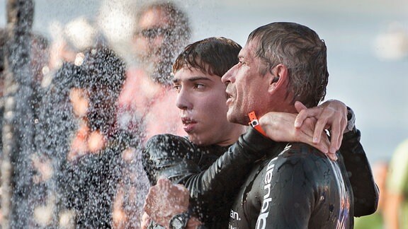 Hochmotiviert absolvieren Julien (Fabien Héraud, vorn) und sein Vater Paul (Jacques Gamblin) die 180 Kilometer lange Radstrecke des Ironman in Nizza. 