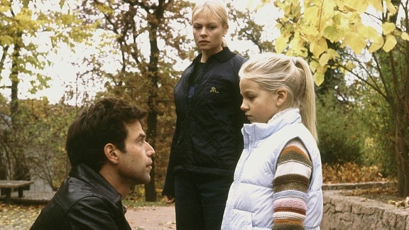 Rolf Gehrke (Johannes Brandrup) und seine Freundin Katrin (Susanna Simon) müssen der kleinen Charlotte (Soraya-Antoinette Richter) eine furchtbare Nachricht überbringen.