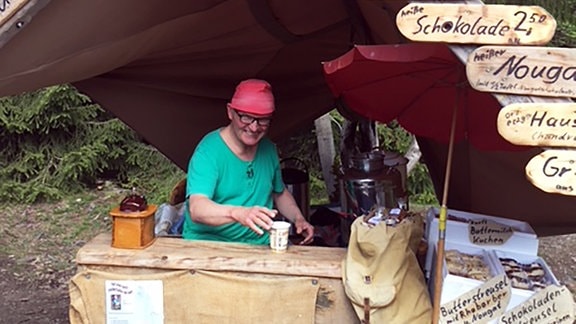 Kaffee-Kurt heißt mit bürgerlichem Namen Stefan Konkol. In seinem Waldcafe im Erzgebirge bewirtet er Wanderer mit Kaffee und Kuchen.