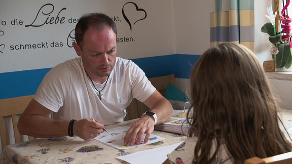 Markus Schädelbauer lernt Lesen und Schreiben.