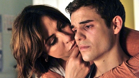 Katharina (Simone Thomalla) versucht ihren Sohn Sebastian (Lucas Reiber) zu trösten