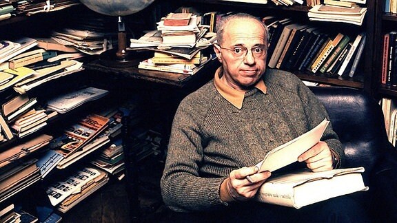 Der polnische Schriftsteller, Essayist und Philosoph Stanislaw Lem, aufgenommen in seiner Bibliothek in Krakau am 16.02.1975.