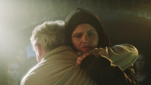 Hanka aka Sorbski MC umarmt ihren Vater.