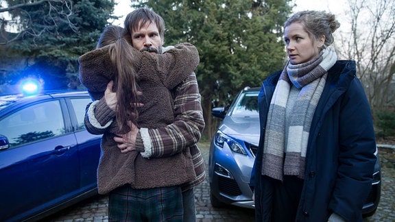 Ben Schröder (Wanja Mues) nimmt erleichtert seine Tochter Talia (Hannah Schiller) in den Arm, daneben Leonie Winkler (Cornelia Gröschel).
