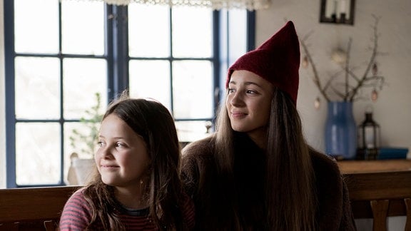 Tag 12 – Astrid (Rosita Nellie Holse Gjurup) und  Tinka (Josephine Chavarria Højbjerg) in 'Tinkas Weihnachtsabenteuer'. 
