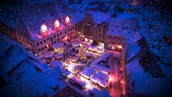 Blick auf einen weihnachtlich beleuchteten Marktplatz.