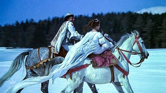 Aschenbrödel und Prinz reiten im Schnee