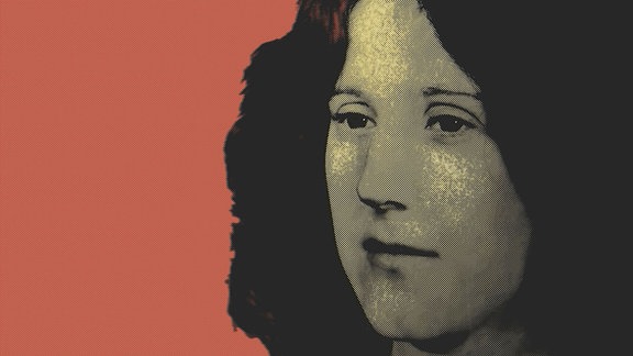 Kopf einer Frau mit schulterlangen dunklen Haaren vor rotem Hintergrund.