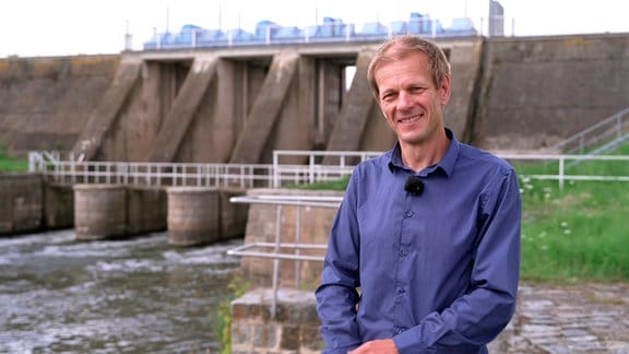 Markus Möller ist als Hydrologe bei der Thüringer Fernwasserversorgung zuständig für die Bewirtschaftung der Talsperren. Am Auslaufbauwerk des Speichers Straußfurt steuert die TFW, wieviel Wasser wieder in die Unstrut abgegeben wird