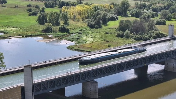 Ein Schiff auf dem Mittellandkanal