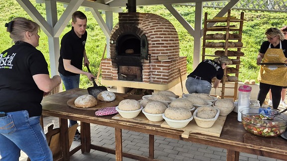 Niedersteinbachs Dorfbackofen steht in der neu gestalteten Dorfmitte. Am Wochenende wird für einen Spielenachmittag gebacken.
