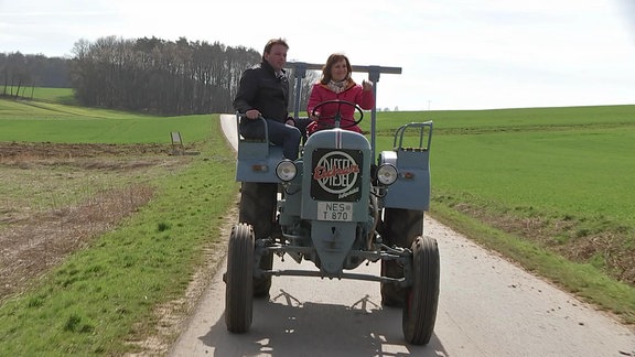 Steffi Peltzer-Büssow auf einem Traktor.