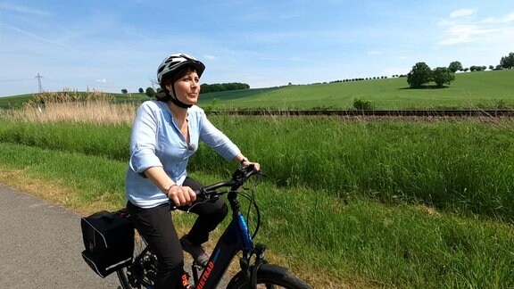 Moderatorin Steffi Peltzer-Büssow fährt E-Bike.