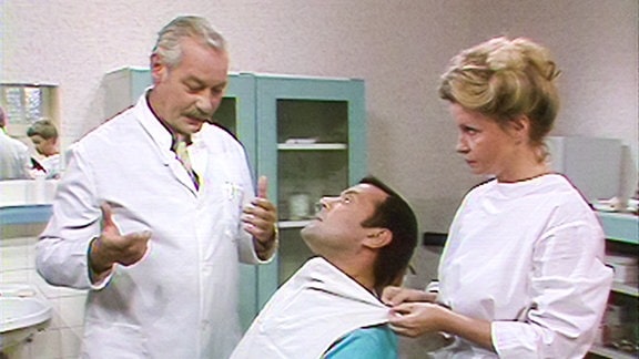Dr. Wittkugel und Häppchen mit einem Patienten.