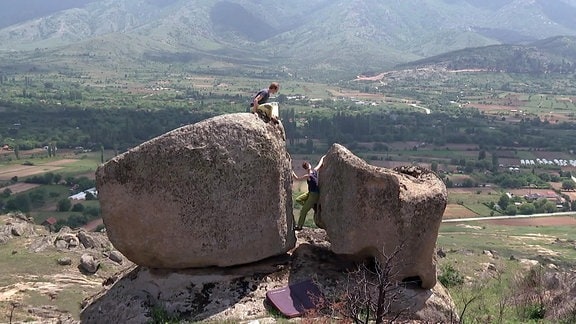 Riesige Steine auf einer Bergkuppe: Im Dreiländereck der Albanischen Alpen gibt es viele Felsformationen, die bewältigt werden wollen.