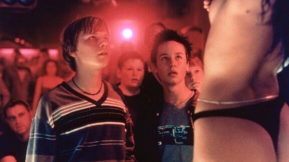Statt zu lernen feiern Benjamin (Robert Stadlober, vorne links) und Janosch (Tom Schilling, vorne rechts) mit ihren Freunden Partys und gehen in einen Stripclub.