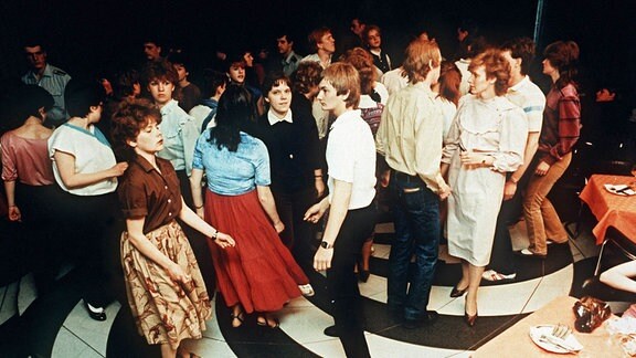 Jugendliche auf der Tanzfläche während eines Jugendtreffs im Palast der Republik in Ost-Berlin.