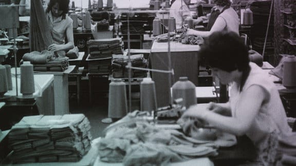 Frauen in einer Textilfabrik nähen