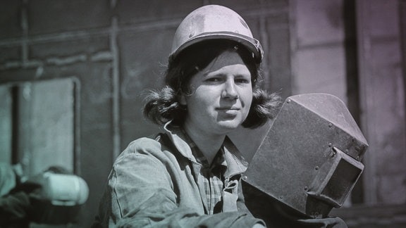 Eine Arbeiterin auf einer Baustelle