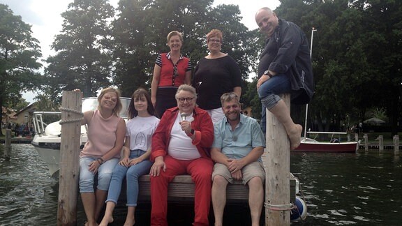 Sieben Personen posieren an einem Steh am Scharmützelsee für ein Gruppenfoto.