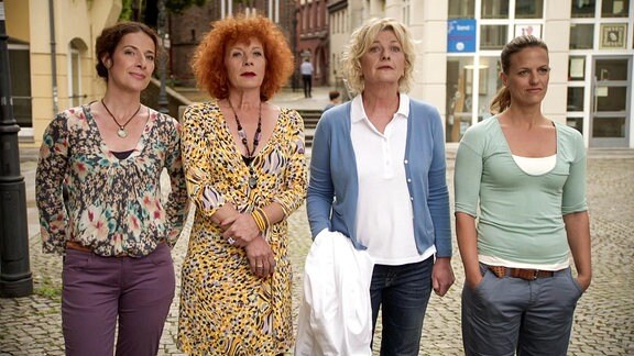 vier Frauen auf einer Straße