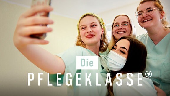 Vier junge Frauen machen ein Selfie