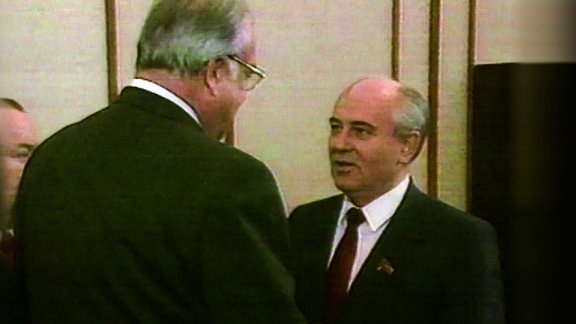 Michail Gorbatschow und Helmut Kohl geben sich die Hand