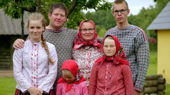 Eine sechsköpfige Familie posiert für ein Foto.