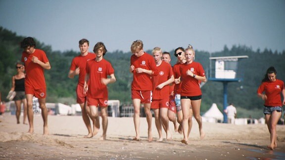 Junge Rettungsschwimmer absolvieren ihr täglisches Training am Strand