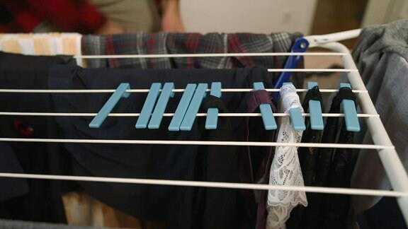 Ein Wäscheständer mit Kleidungsstücken.