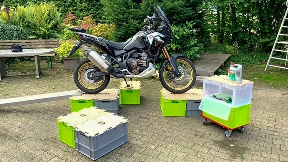 Ein Motorrad, das auf Kisten steht.
