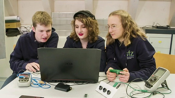 Drei Junge Menschen vor Computer