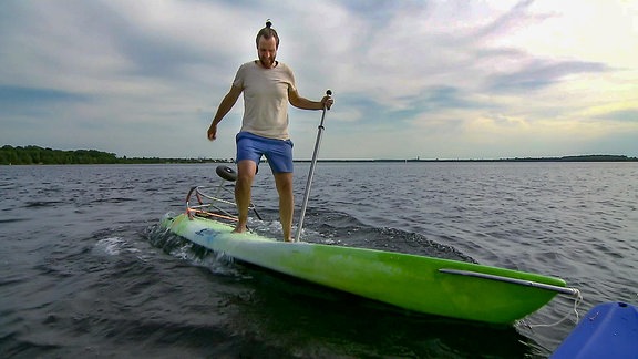 Surfer auf Surfboard