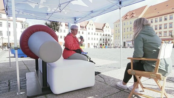 Wählerin auf dem Sofa.