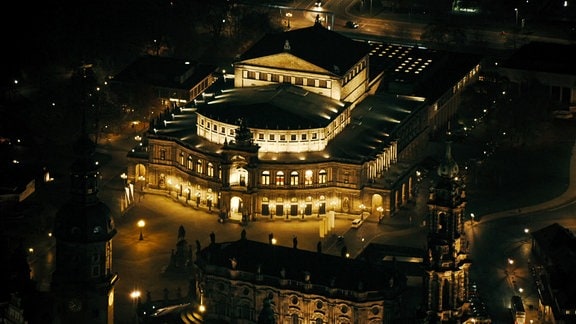 Die Dresdner Semper Oper bei Nacht.