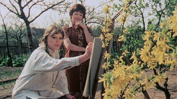 Sigrid Kunze (Petra Bulang, li), die Tochter von Claudia Hoffmanns Gartennachbarin Mary Kunze (Doris Abesser,re), möchte Malerin werden.