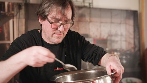 Thomas Wrobel beim kochen