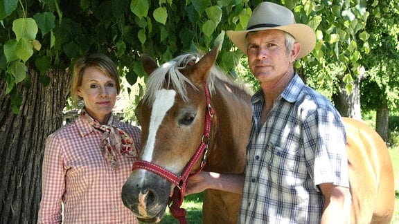 Mann und Frau mit einem Pferd