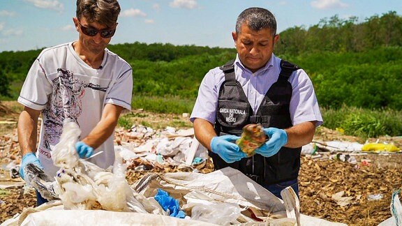zwei Männer, Analyse von Müll auf einer Deponie