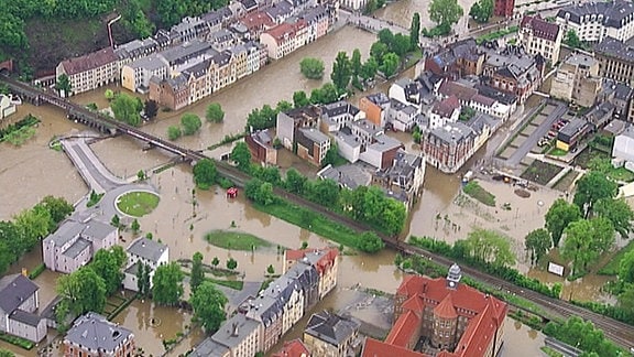 Luftaufnahme einer Stadt, die unter Wasser steht.