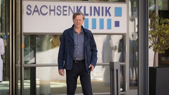 Jürgen Ewerbeck (Patrick von Blume) steht aufgeregt vor der Sachsenklinik