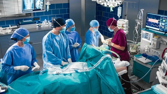 fünf Ärzte bei einer Operation
