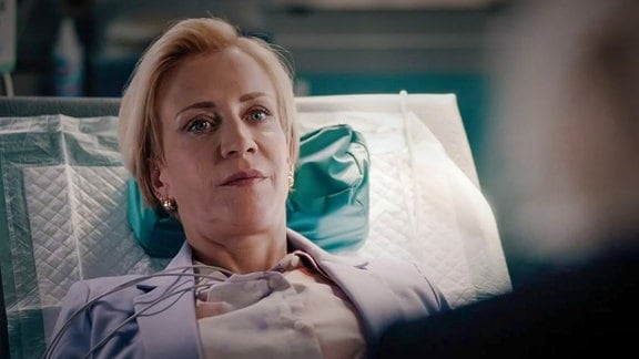  Kristin Scherber (Annika Ernst) liegt im Krankenbett.