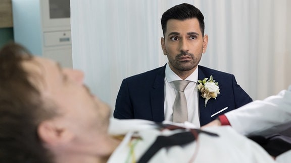 Mann in Hochzeitskleidung am Krankenbett