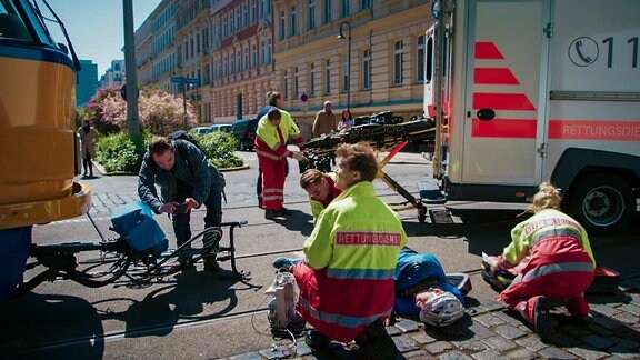 Straßenbahnunfall mit verletzter Person und Notärzten