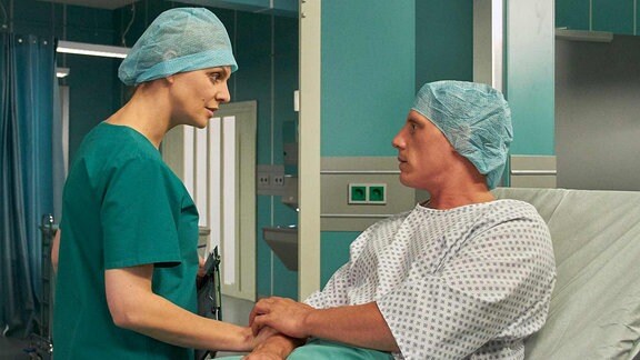 Anja Nejarri als Dr. Lea Peters und Patrick Kalupa als Jenne Derbeck