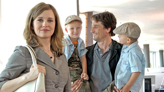 Max (Oliver Mommsen) und zwei Jungen holen Eva (Stefanie Stappenbeck) im Büro ab.
