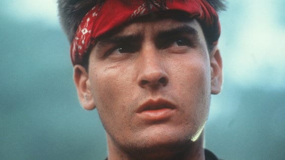 Der Rekrut Chris Taylor (Charlie Sheen) wird in Vietnam mit dem Grauen des Krieges konfrontiert.